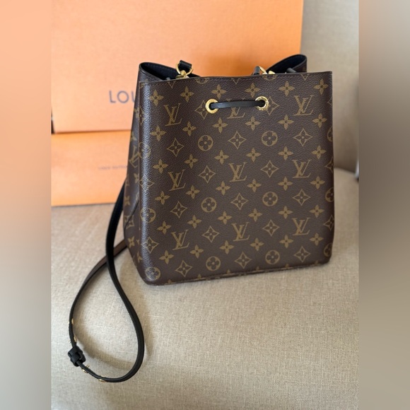 Louis Vuitton | NéoNoé MM Bucket Bag in Monogram - Picture 6 of 16